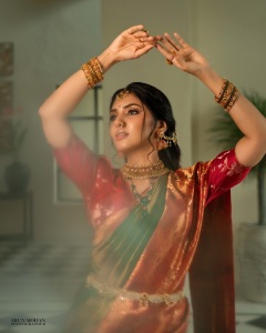 gayathri-suresh-in-dual-toned-pure-silk-Kanchipuram-saree-matching-crimson-red-silk-blouse-with-gold-zari-floral-motif-embroidery-004