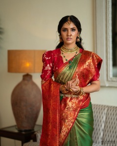 gayathri-suresh-in-dual-toned-pure-silk-Kanchipuram-saree-matching-crimson-red-silk-blouse-with-gold-zari-floral-motif-embroidery-005