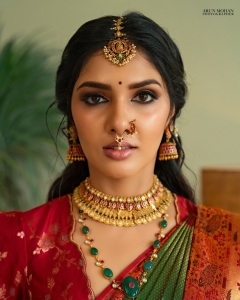 gayathri-suresh-in-dual-toned-pure-silk-Kanchipuram-saree-matching-crimson-red-silk-blouse-with-gold-zari-floral-motif-embroidery-006