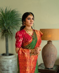 gayathri-suresh-in-dual-toned-pure-silk-Kanchipuram-saree-matching-crimson-red-silk-blouse-with-gold-zari-floral-motif-embroidery-007