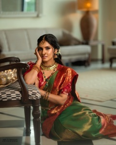 gayathri-suresh-in-dual-toned-pure-silk-Kanchipuram-saree-matching-crimson-red-silk-blouse-with-gold-zari-floral-motif-embroidery-008