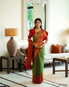gayathri-suresh-in-dual-toned-pure-silk-Kanchipuram-saree-matching-crimson-red-silk-blouse-with-gold-zari-floral-motif-embroidery-009