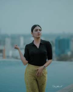 gayathri-suresh-in-loose-pants-with-top-combo-set-photos-002