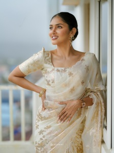 gayathri-suresh-in-onam-saree-and-blouse-outfit-ideas-photos-004