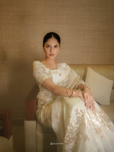 gayathri-suresh-in-onam-saree-and-blouse-outfit-ideas-photos-006