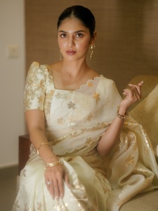 gayathri-suresh-in-onam-saree-and-blouse-outfit-ideas-photos-009