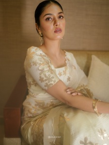gayathri-suresh-in-onam-saree-and-blouse-outfit-ideas-photos