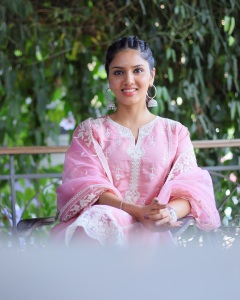 gayathri-suresh-in-pink-churidar-with-embroidery-work-dress-ideas-photos-001