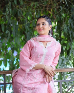 gayathri-suresh-in-pink-churidar-with-embroidery-work-dress-ideas-photos-002