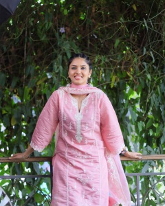 gayathri-suresh-in-pink-churidar-with-embroidery-work-dress-ideas-photos-003