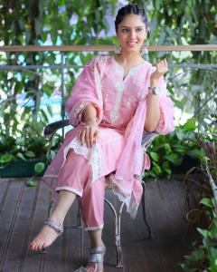 gayathri-suresh-in-pink-churidar-with-embroidery-work-dress-ideas-photos-004