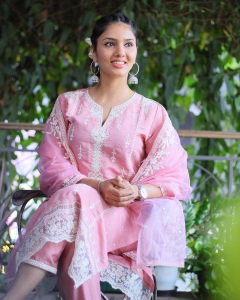 gayathri-suresh-in-pink-churidar-with-embroidery-work-dress-ideas-photos