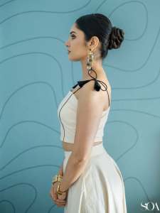 gayathri-suresh-in-structured-cropped-corset-style-bodice-in-off-white-handloom-cotton-or-linen-designed-with-a-straight-square-neckline-001