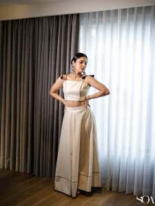 gayathri-suresh-in-structured-cropped-corset-style-bodice-in-off-white-handloom-cotton-or-linen-designed-with-a-straight-square-neckline-002