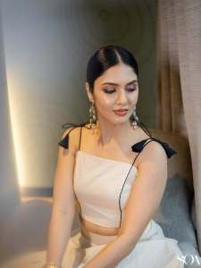 gayathri-suresh-in-structured-cropped-corset-style-bodice-in-off-white-handloom-cotton-or-linen-designed-with-a-straight-square-neckline-003