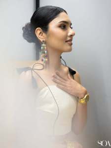 gayathri-suresh-in-structured-cropped-corset-style-bodice-in-off-white-handloom-cotton-or-linen-designed-with-a-straight-square-neckline-004