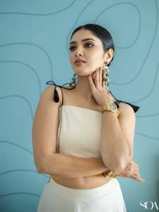 gayathri-suresh-in-structured-cropped-corset-style-bodice-in-off-white-handloom-cotton-or-linen-designed-with-a-straight-square-neckline-005