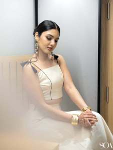 gayathri-suresh-in-structured-cropped-corset-style-bodice-in-off-white-handloom-cotton-or-linen-designed-with-a-straight-square-neckline-008