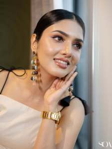 gayathri-suresh-in-structured-cropped-corset-style-bodice-in-off-white-handloom-cotton-or-linen-designed-with-a-straight-square-neckline
