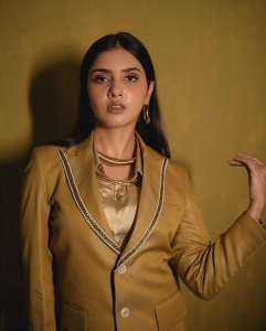 gayathri-suresh-new-look-and-makeup-style-photos-004