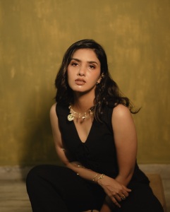 gayathri-suresh-new-look-and-makeup-style-photos-012