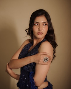 gayathri-suresh-new-look-and-makeup-style-photos-017