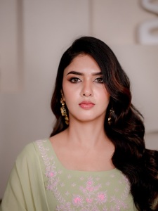 gayathri-suresh-new-look-and-makeup-style-photos-021