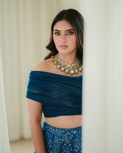 gayathri-suresh-new-look-and-makeup-style-photos-026