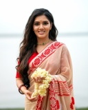gayathri-suresh-in-beige-cotton-saree-with-red-floral-embroidery-along-the-border-photos-002