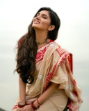 gayathri-suresh-in-beige-cotton-saree-with-red-floral-embroidery-along-the-border-photos-004