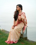 gayathri-suresh-in-beige-cotton-saree-with-red-floral-embroidery-along-the-border-photos-007