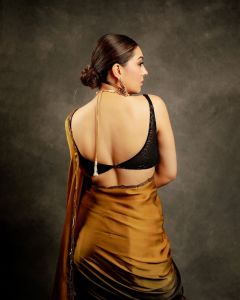 hansika-motwani-in-black-and-gold-saree-004