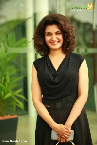 actress-honey-rose-latest-pics-0837-00872