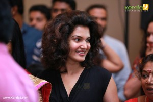 actress-honey-rose-latest-pictures-0932-00243