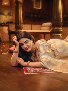 actress-honey-rose-viral-photo-trending-dressing-style-008