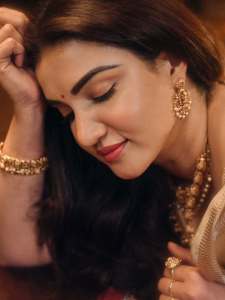 actress-honey-rose-viral-photo-trending-dressing-style-009
