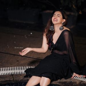 honey-rose-in-black-net-saree-photos-004
