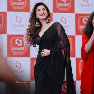 honey-rose-in-black-net-saree-photos-006