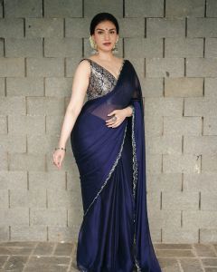 honey-rose-in-black-saree-images-004