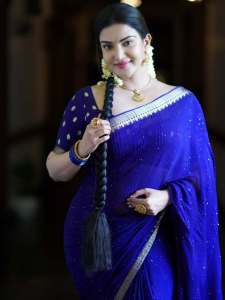 honey-rose-in-blue-saree-photos-002