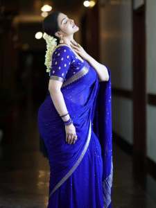 honey-rose-in-blue-saree-photos