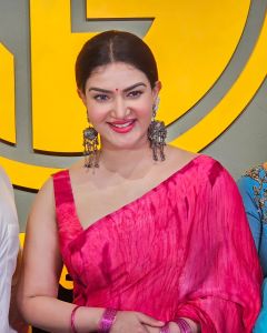 honey-rose-in-pink-velvet-saree-photos-001