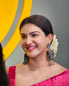 honey-rose-in-pink-velvet-saree-photos