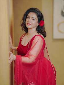 honey-rose-in-rani-red-color-anarkali-net-design-photos-001