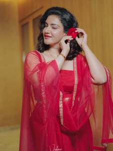 honey-rose-in-rani-red-color-anarkali-net-design-photos-002