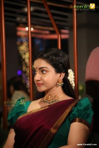 honey-rose-in-red-saree-photos-612-002