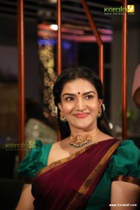 honey-rose-in-red-saree-photos-612-003