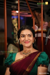 honey-rose-in-red-saree-photos-612-004