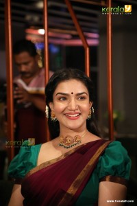 honey-rose-in-red-saree-photos-612-006