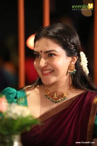 honey-rose-in-red-saree-photos-612-010
